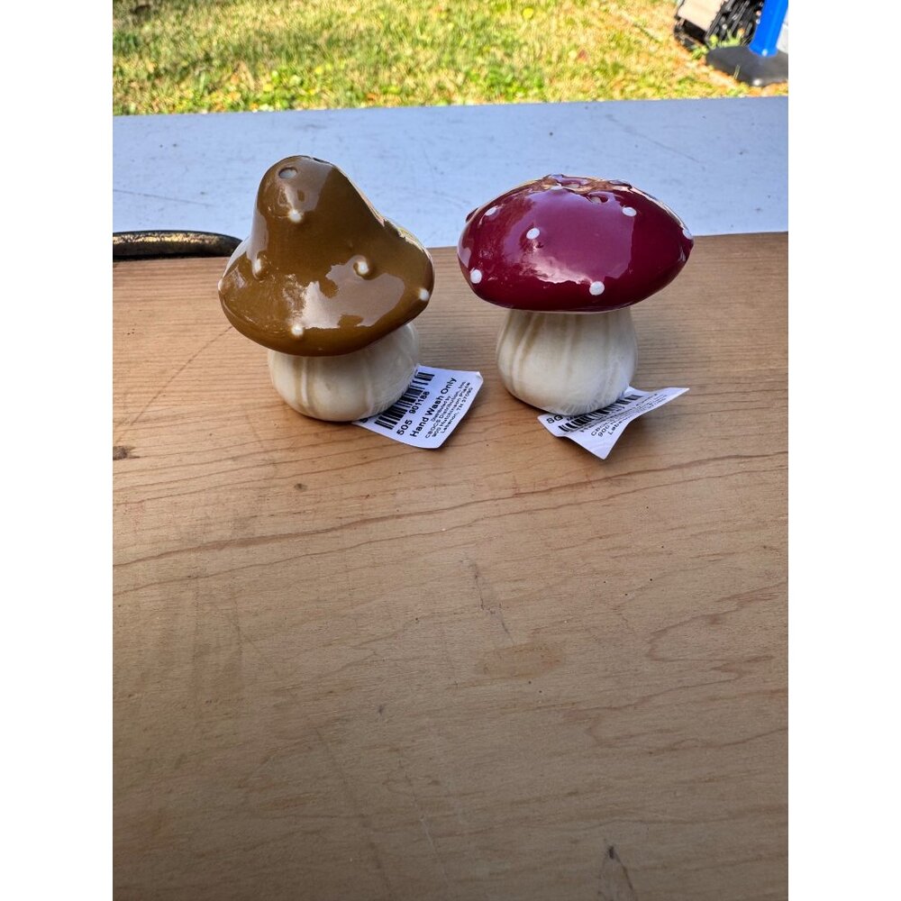 Cracker Barrel Mini Mushroom Salt Pepper Shakers Red Brown Ceramic Woodland - Picture 6 of 8